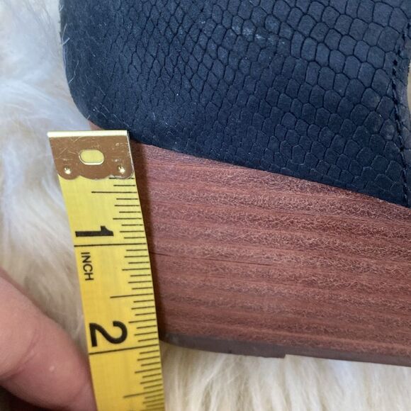 UGG Yasmin Snake Wedged Black Leather Sandals Sz 7.5 Fringes Shoelaces Boho - Picture 11 of 12